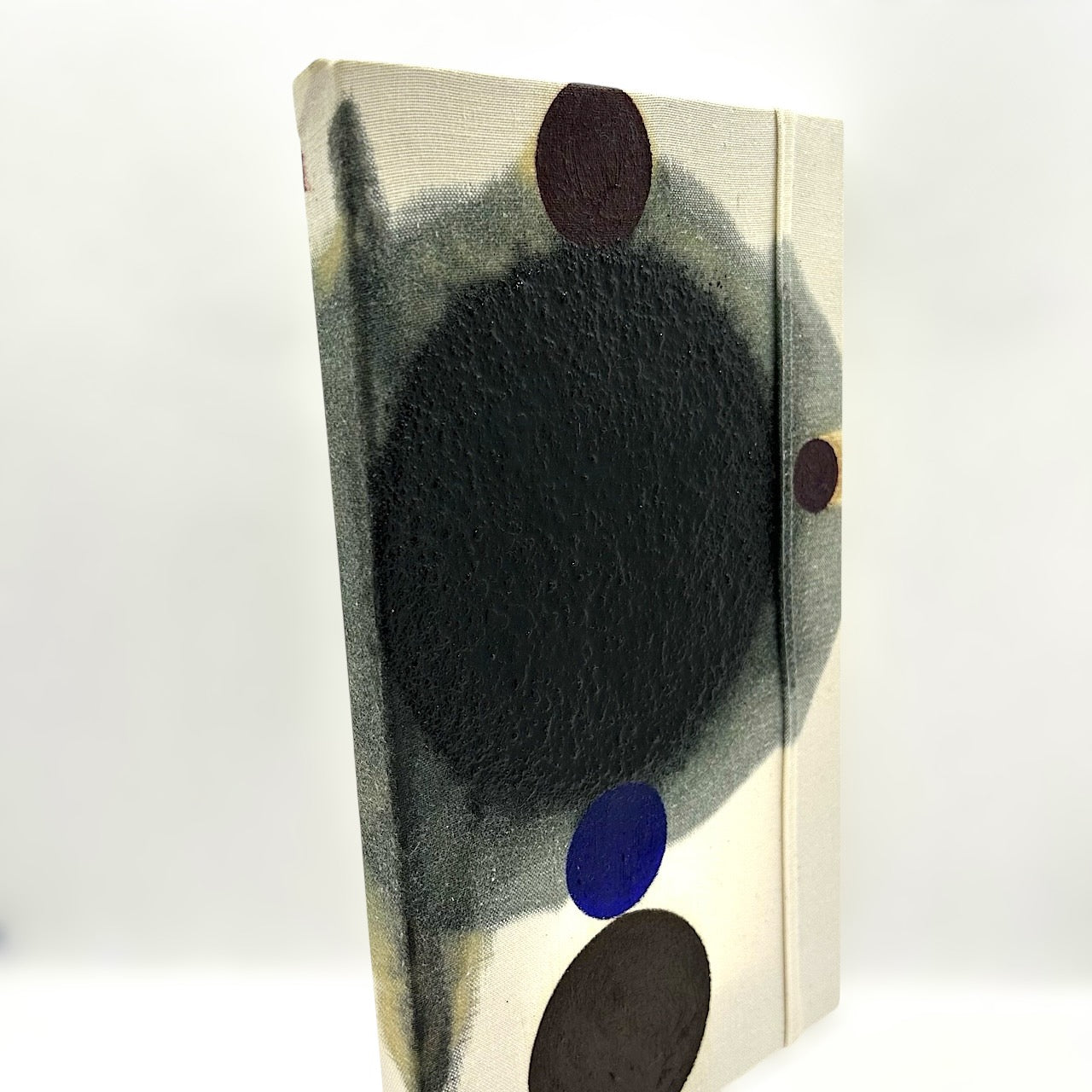 Idemitsu Art Award 2022に入選した若き現代アーティストの井上暁登氏による絵画作品「縦の円」。
木炭を極限までキャンバスに塗り込め、深みのある漆黒の円を描き出す。
素材は木炭と油絵具。
縦に並ぶ円がリズミカルな作品。