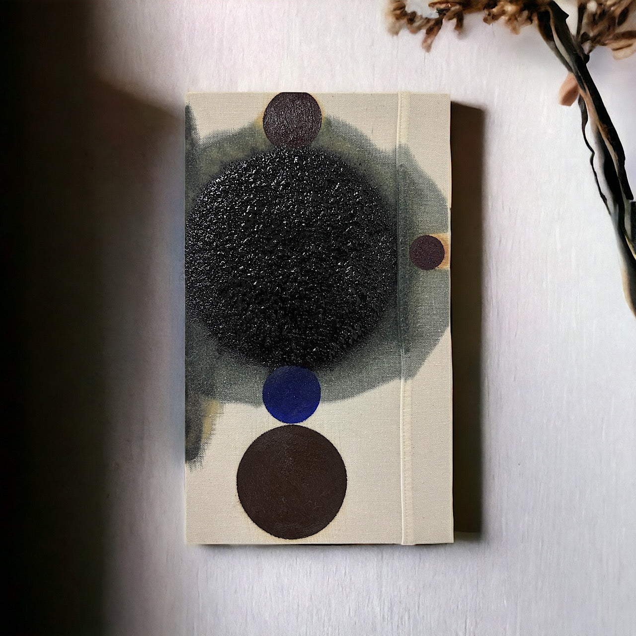 Idemitsu Art Award 2022に入選した若き現代アーティストの井上暁登氏による絵画作品「縦の円」。
木炭を極限までキャンバスに塗り込め、深みのある漆黒の円を描き出す。
素材は木炭と油絵具。
縦に並ぶ円がリズミカルな作品。
