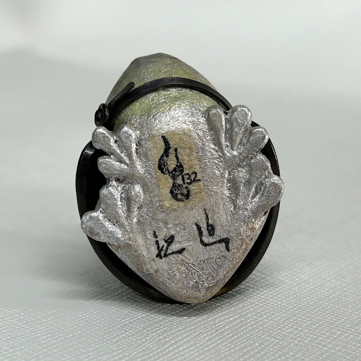【金属アート】祝迫 芳郎(Yoshiro IWAISAKO)「蛇を睨み返す蛙 〜兵〜 ヘルメット No.132」