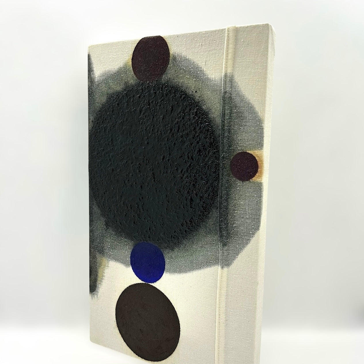 Idemitsu Art Award 2022に入選した若き現代アーティストの井上暁登氏による絵画作品「縦の円」。
木炭を極限までキャンバスに塗り込め、深みのある漆黒の円を描き出す。
素材は木炭と油絵具。
縦に並ぶ円がリズミカルな作品。