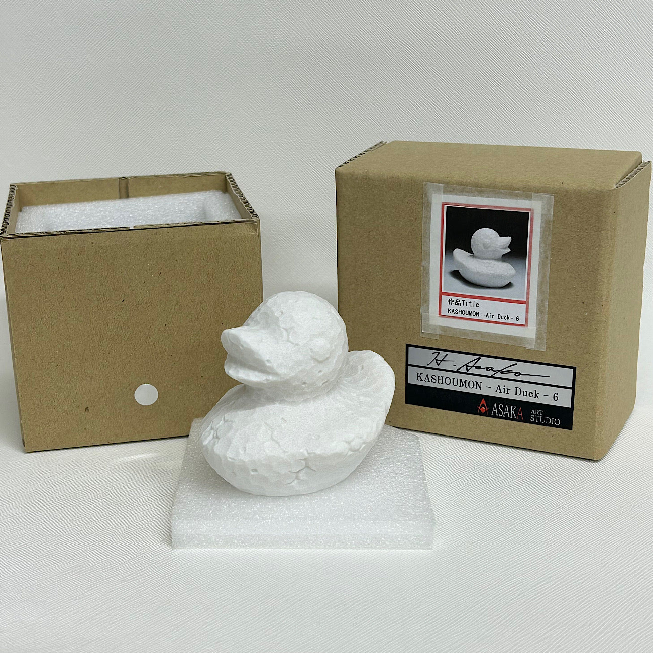 浅香弘能「KASHOUMON -Air Duck- 6」
大理石を用いて立体彫刻作品を制作する現代アーティストの浅香弘能氏によるアヒルのフィギュアをモチーフとした小さな作品です