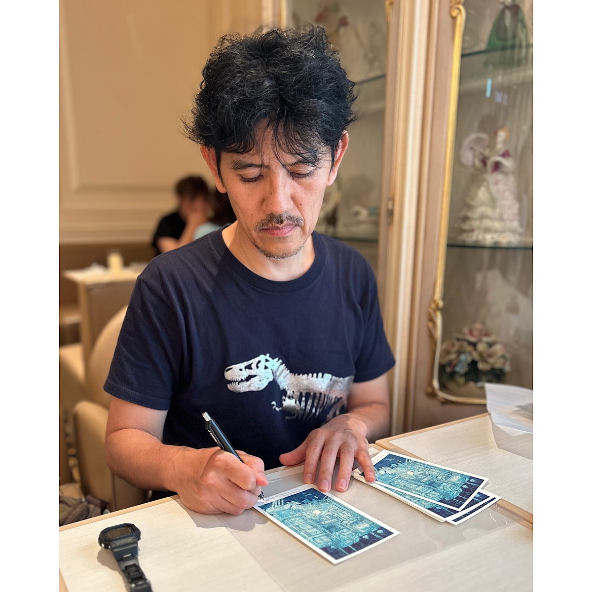 【限定ポストカード】前田 勝弘(Katsuhiro MAEDA)「100部限定オリジナルポストカード(ヤバソウなスイッチをマヨワズおせる... そんなヒトにワタシハナリタイ with 九藏&小滴)」