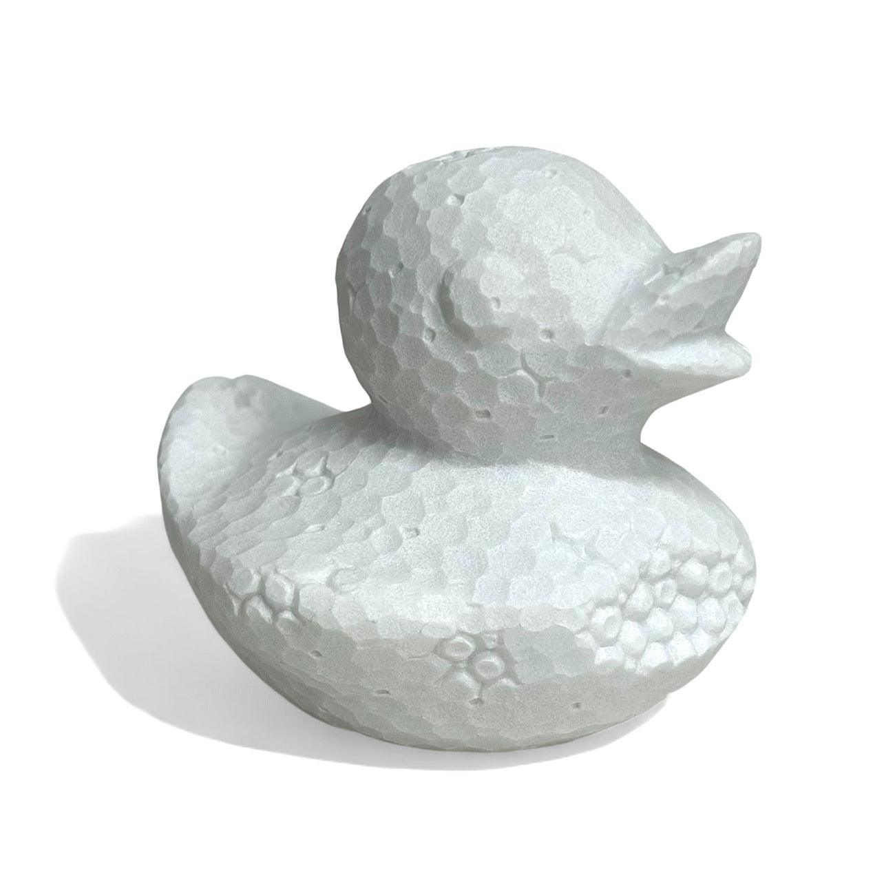 大理石を用いて立体彫刻作品を制作する現代アーティストの浅香弘能氏によるアヒルのフィギュアをモチーフとした作品です