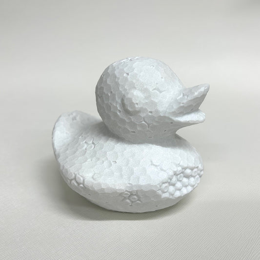 大理石を用いて立体彫刻作品を制作する現代アーティストの浅香弘能氏によるアヒルのフィギュアをモチーフとした作品です