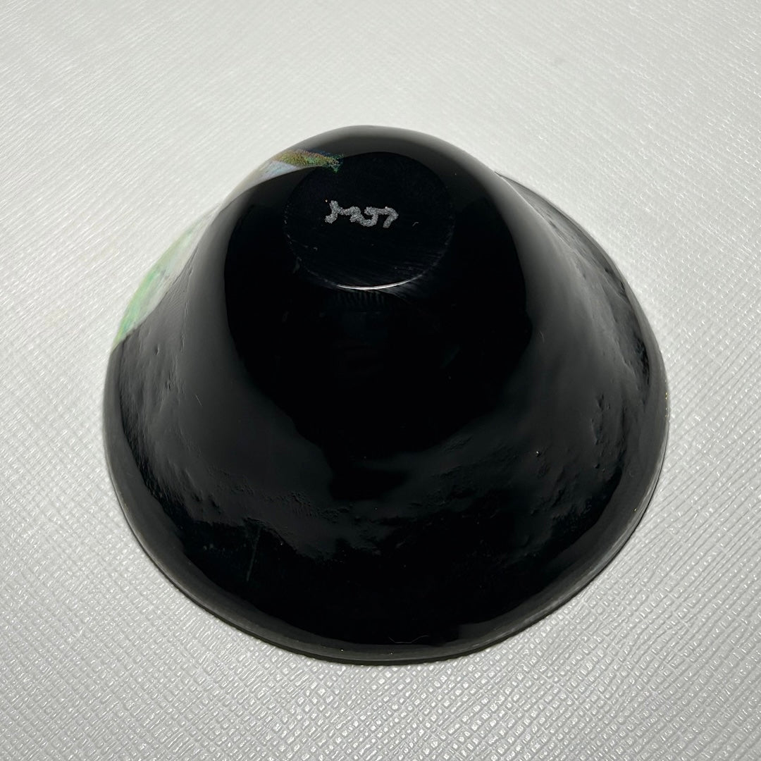 June Yoda(依田 淳子)氏によるダイクロガラスを使用し制作された酒器作品。
日本だけでなく、中国、台湾、韓国、欧米でも人気のガラス造形作家のお作品をぜひともご自宅でお楽しみください。