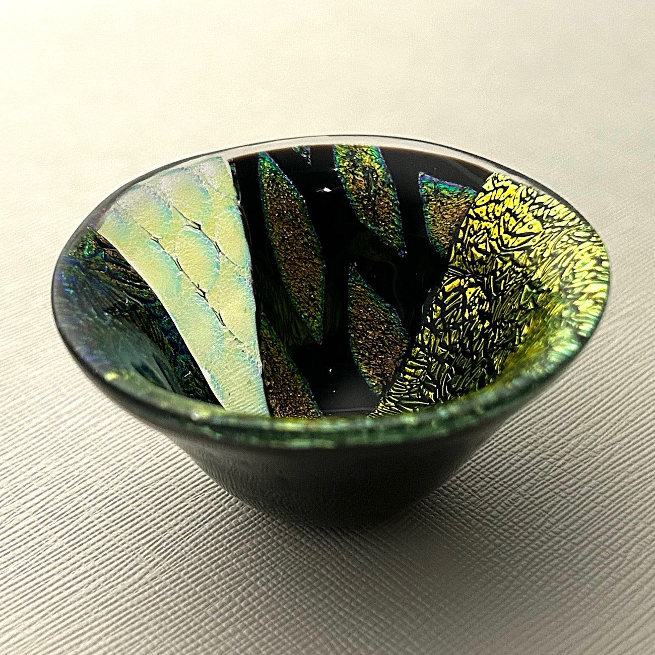 June Yoda(依田 淳子)氏によるダイクロガラスを使用し制作された酒器作品。
日本だけでなく、中国、台湾、韓国、欧米でも人気のガラス造形作家のお作品をぜひともご自宅でお楽しみください。