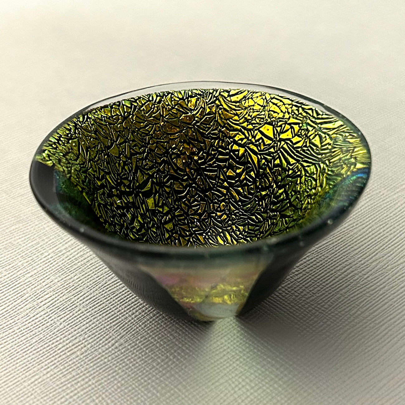 June Yoda(依田 淳子)氏によるダイクロガラスを使用し制作された酒器作品。
日本だけでなく、中国、台湾、韓国、欧米でも人気のガラス造形作家のお作品をぜひともご自宅でお楽しみください。