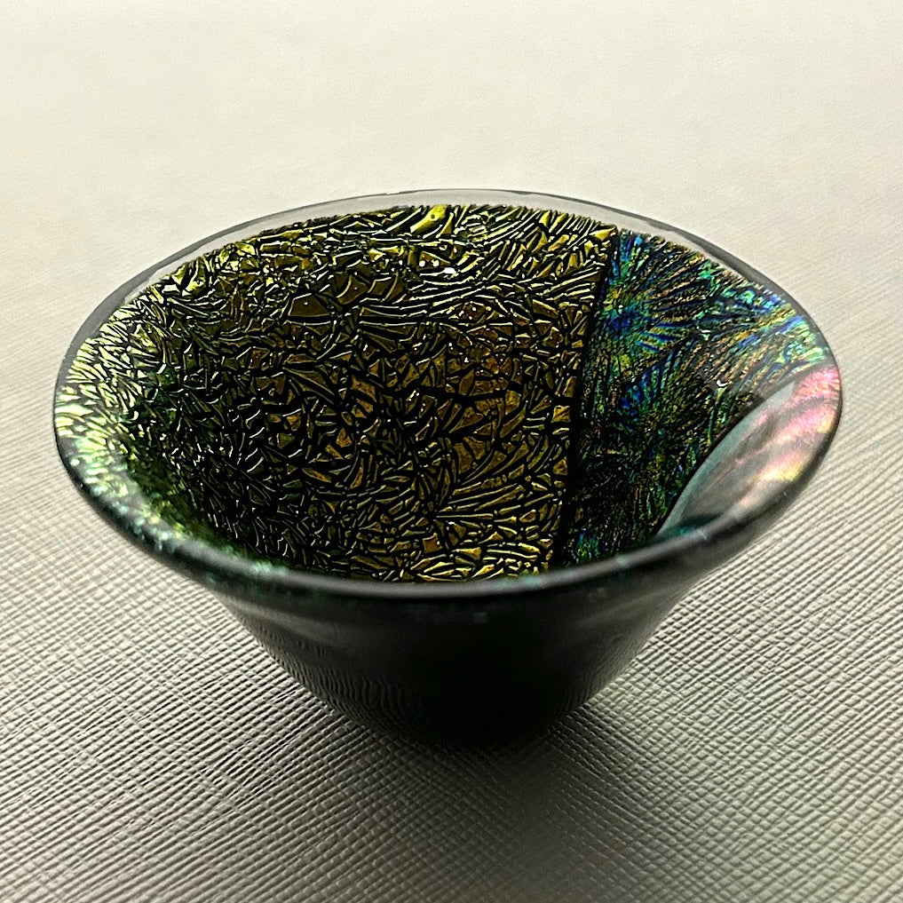 June Yoda(依田 淳子)氏によるダイクロガラスを使用し制作された酒器作品。
日本だけでなく、中国、台湾、韓国、欧米でも人気のガラス造形作家のお作品をぜひともご自宅でお楽しみください。