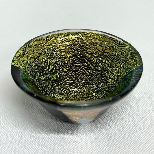 June Yoda(依田 淳子)氏によるダイクロガラスを使用し制作された酒器作品。
日本だけでなく、中国、台湾、韓国、欧米でも人気のガラス造形作家のお作品をぜひともご自宅でお楽しみください。