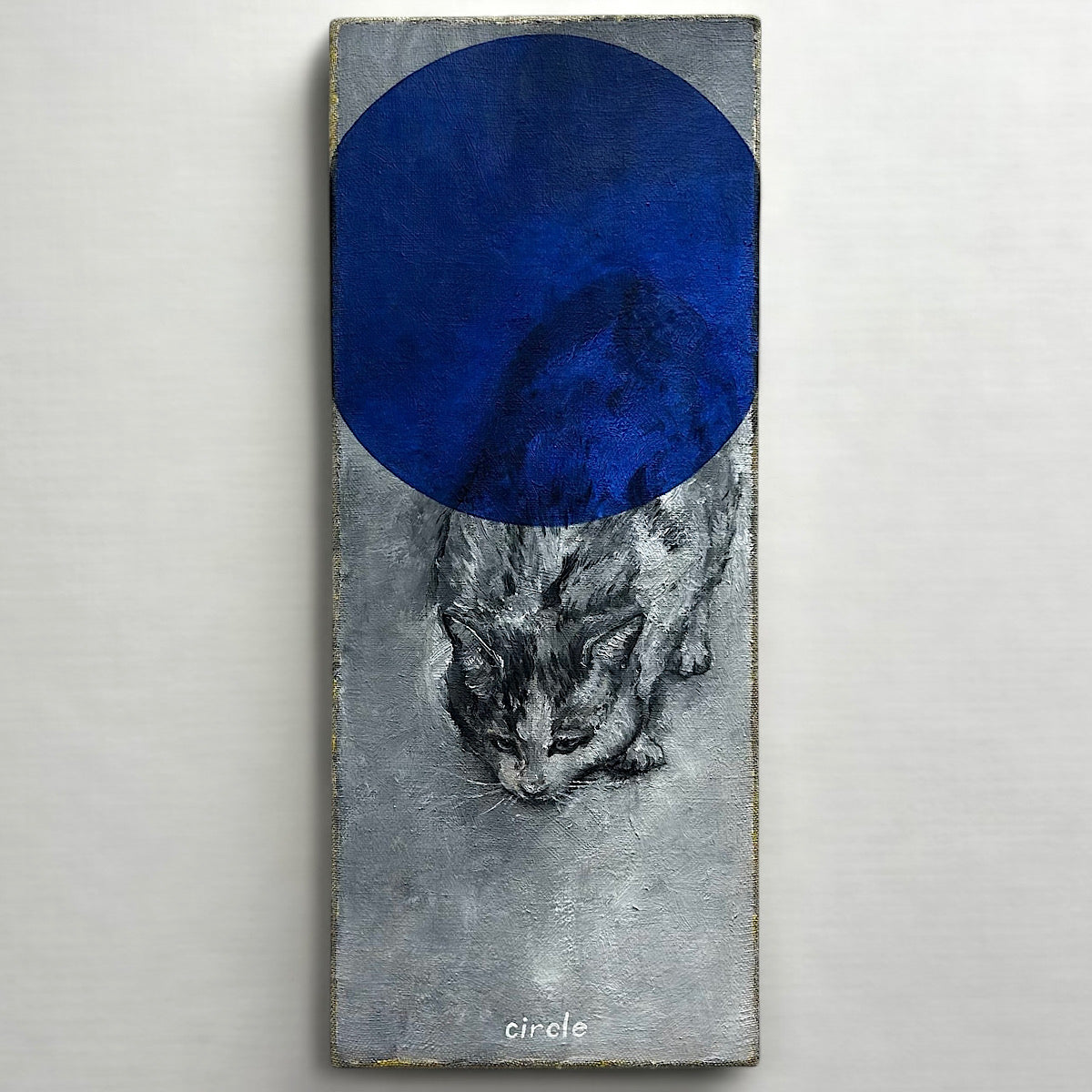 Idemitsu Art Award 2022に入選を果たした注目の若手現代アーティスト！
「円（＝丸)」の深遠性をテーマにアート作品を制作する井上 暁登（Akito INOUE）氏による猫をモチーフとした小さなサイズの絵画作品が登場！！