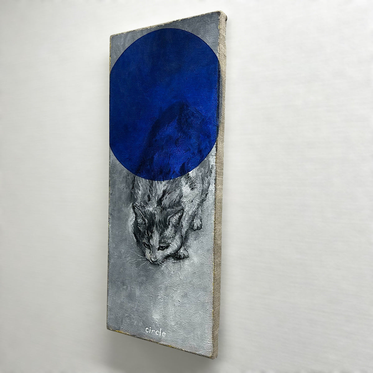 Idemitsu Art Award 2022に入選を果たした注目の若手現代アーティスト！
「円（＝丸)」の深遠性をテーマにアート作品を制作する井上 暁登（Akito INOUE）氏による猫をモチーフとした小さなサイズの絵画作品が登場！！