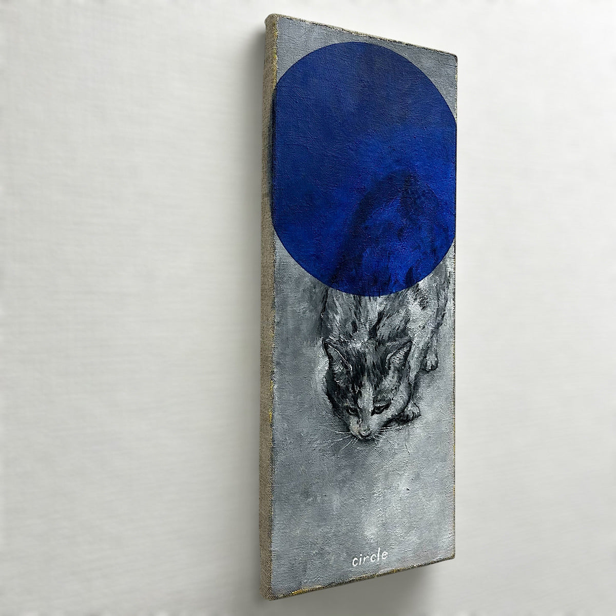 Idemitsu Art Award 2022に入選を果たした注目の若手現代アーティスト！
「円（＝丸)」の深遠性をテーマにアート作品を制作する井上 暁登（Akito INOUE）氏による猫をモチーフとした小さなサイズの絵画作品が登場！！